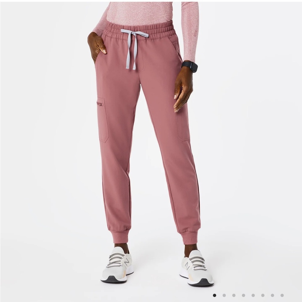 Figs women’s Uman relaxed jogger scrub pants in mauve